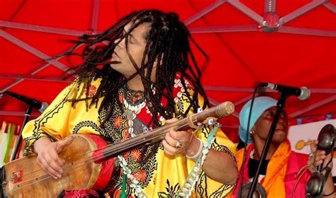  “Gnawa Blues” Een hypnotiserende fusie van traditionele Marokkaanse ritmes en Westerse bluesinvloeden