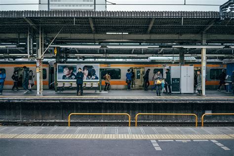 新宿駅から中野駅: 都市の鼓動と静寂の狭間で